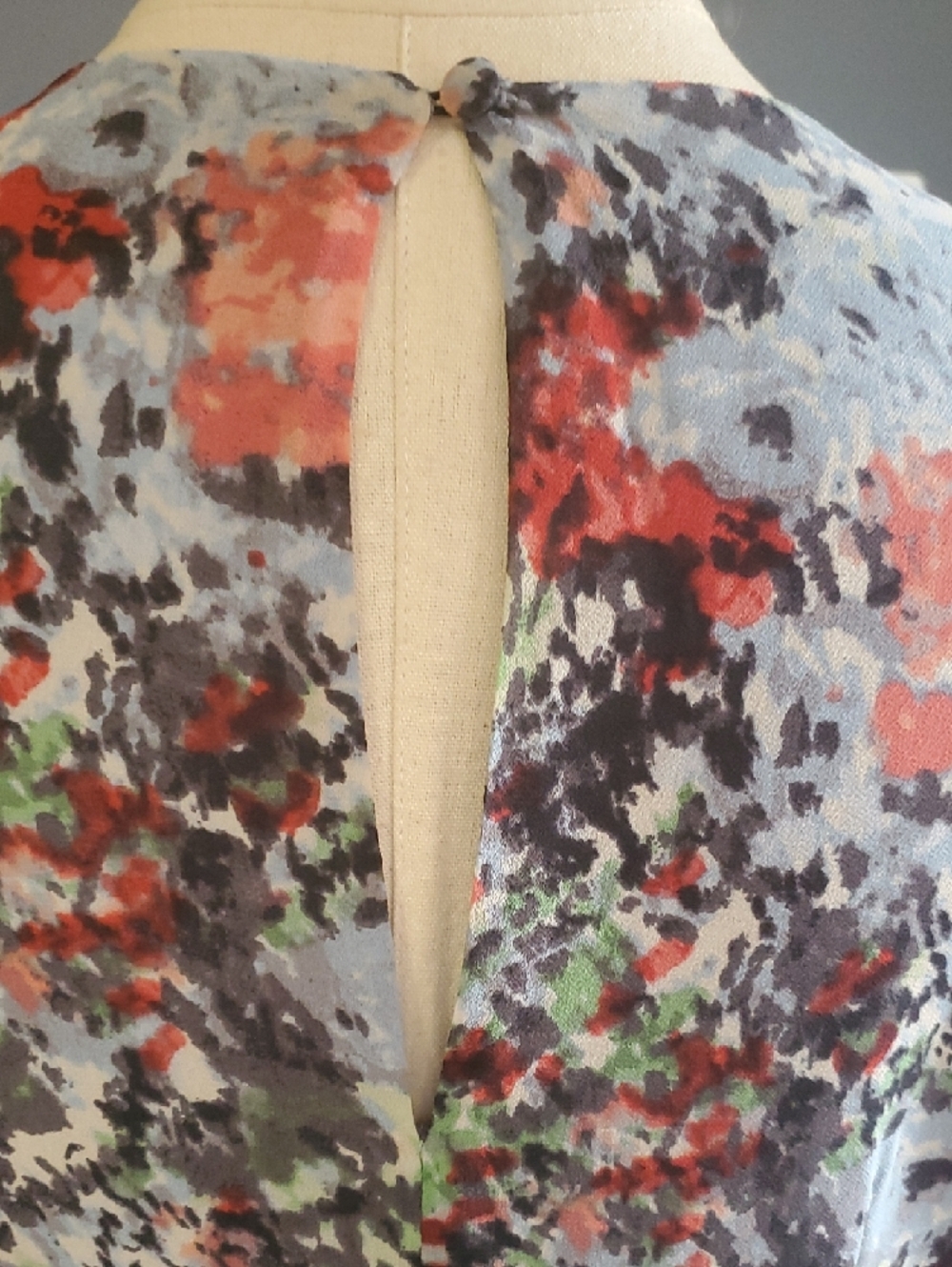 cinq a sept Floral Abstract V-Neck Ruffle Long Sleeve Top - Coral, Green, Gray - Picture 6 of 16